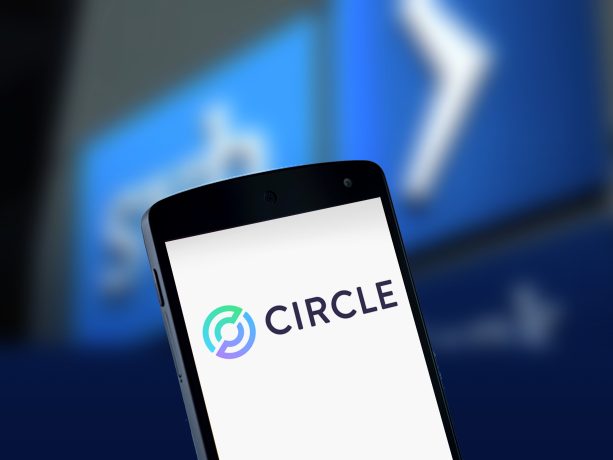 Auf dem Bildschirm eines Smartphones wird das Circle-Logo angezeigt, vor einem verschwommenen blauen Hintergrund mit undeutlichen Formen.