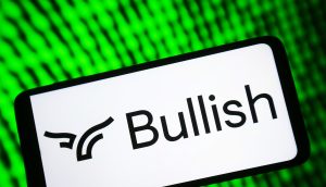 Auf einem Smartphone-Bildschirm werden das Logo und der Name von Bullish vor einem leuchtend grünen, abstrakten digitalen Hintergrund angezeigt, der den Innovationsgeist von Bullish widerspiegelt.