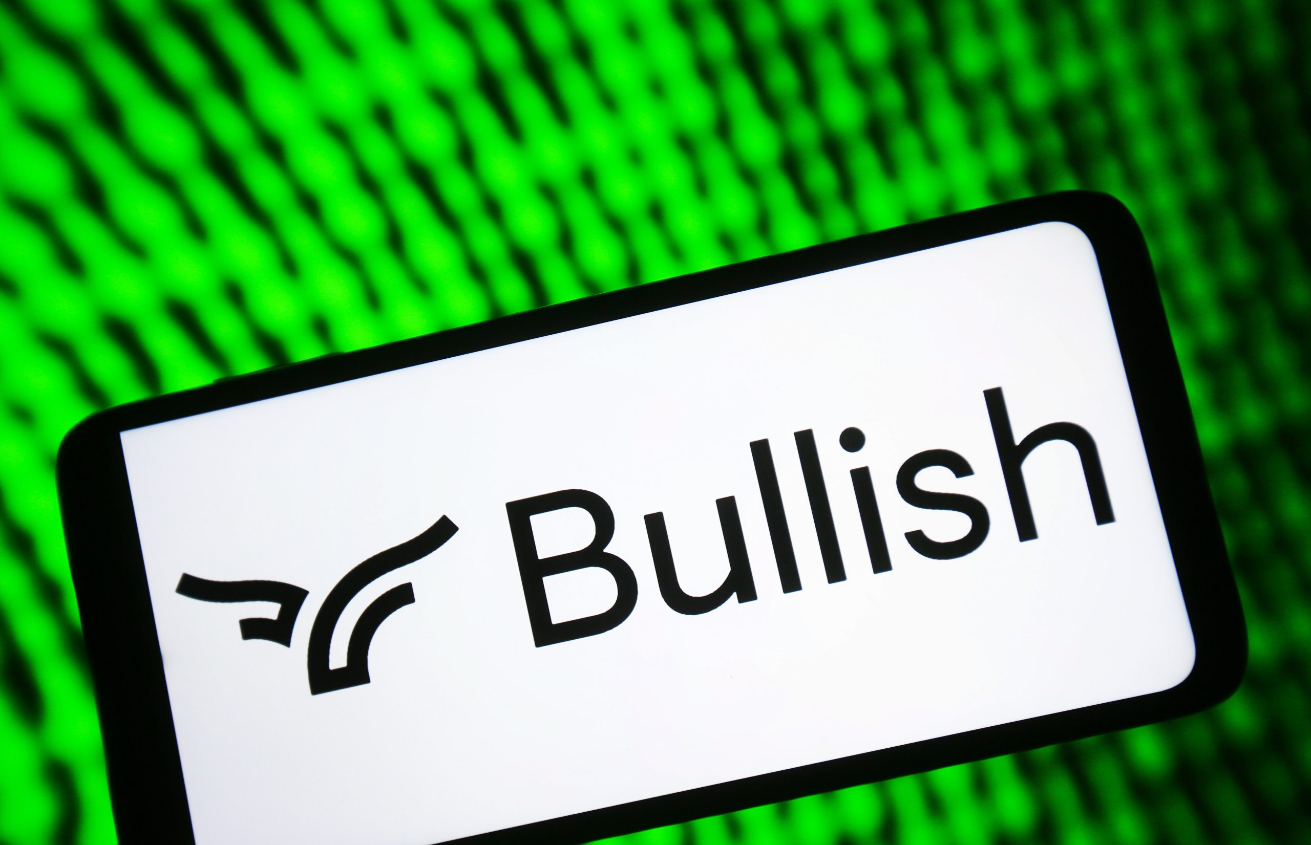 Auf einem Smartphone-Bildschirm werden das Logo und der Name von Bullish vor einem leuchtend grünen, abstrakten digitalen Hintergrund angezeigt, der den Innovationsgeist von Bullish widerspiegelt.
