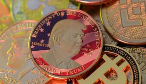 Eine Gedenkmünze mit Trump neben verschiedenen Kryptowährungen, darunter Bitcoin und andere digitale Währungen.