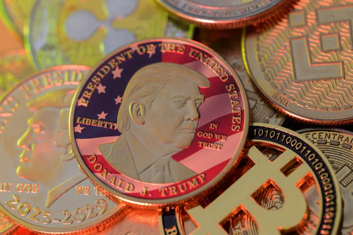 Eine Gedenkmünze mit Trump neben verschiedenen Kryptowährungen, darunter Bitcoin und andere digitale Währungen.