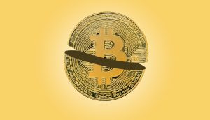 Eine goldene Bitcoin-Münze mit einem schwarzen horizontalen Schrägstrich in der Mitte auf gelbem Hintergrund, der die Auswirkungen der Bitcoin-Halbierung auf den Bitcoin-Kurs symbolisiert.