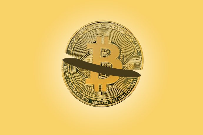 Eine goldene Bitcoin-Münze mit einem schwarzen horizontalen Schrägstrich in der Mitte auf gelbem Hintergrund, der die Auswirkungen der Bitcoin-Halbierung auf den Bitcoin-Kurs symbolisiert.
