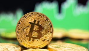 Eine goldfarbene Bitcoin-Münze, die aufrecht zwischen anderen Münzen steht, mit einem grünen Finanzchart im verschwommenen Hintergrund, unterstreicht die laufende Altcoin-Saison und das neueste Krypto-Marktupdate.