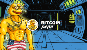 Ein muskulöser Cartoon-Frosch namens Bitcoin Pepe, der Shorts mit amerikanischer Flagge, eine goldene Bitcoin-Halskette und eine Sonnenbrille trägt, steht in einem Raumschiff mit dem Text "BITCOIN pepe" neben ihm.