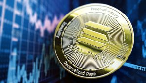 Eine goldene Solana-Kryptowährungsmünze steht vor einem Kurschart