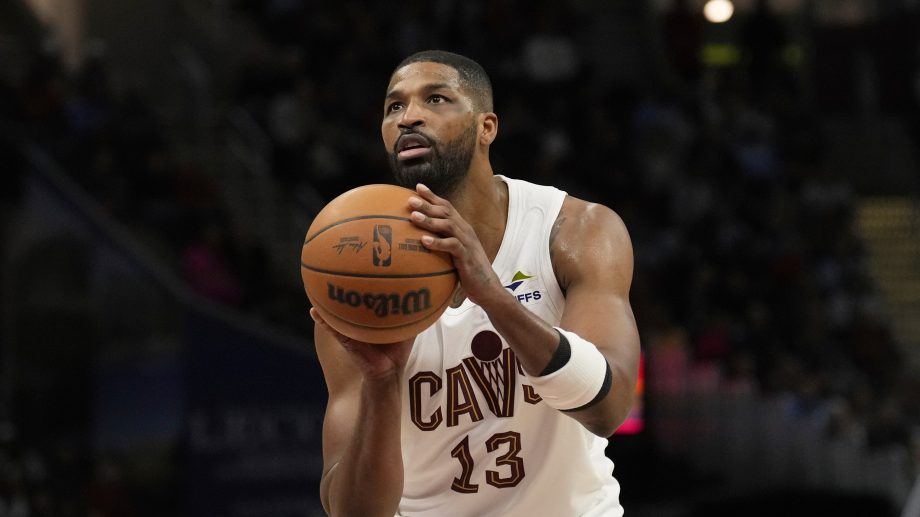 Ein Basketballspieler im weißen Cavs-Trikot mit der Nummer 13, Tristan Thomas, bereitet sich während eines NBA-Spiels auf die Ausführung eines Freiwurfs vor.