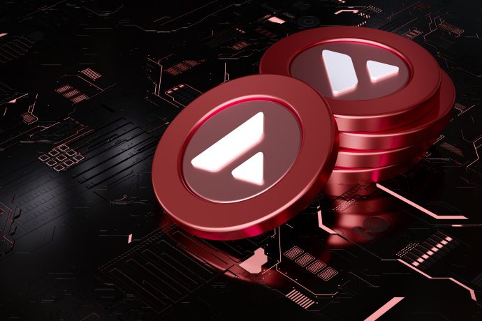 Rote Münzen mit dem Logo der Kryptowährung AVAX liegen auf einem dunklen, kreisförmigen Hintergrund.