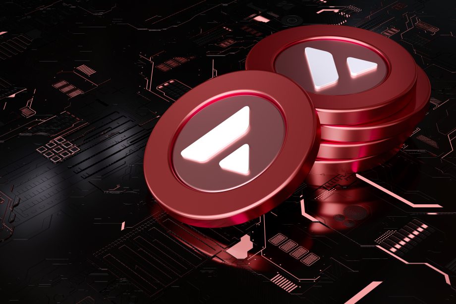 Rote Münzen mit dem Logo der Kryptowährung AVAX liegen auf einem dunklen, kreisförmigen Hintergrund.