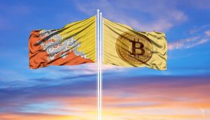 Zwei Flaggen an Fahnenmasten: eine zeigt die Nationalflagge von Bhutan, die andere ist gelb mit einem auffälligen Bitcoin-Symbol, was das wachsende Interesse Bhutans an Bitcoin widerspiegelt. Der Himmel ist bei Sonnenuntergang oder Sonnenaufgang bunt.