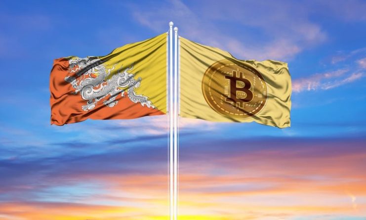 Zwei Flaggen an Fahnenmasten: eine zeigt die Nationalflagge von Bhutan, die andere ist gelb mit einem auffälligen Bitcoin-Symbol, was das wachsende Interesse Bhutans an Bitcoin widerspiegelt. Der Himmel ist bei Sonnenuntergang oder Sonnenaufgang bunt.