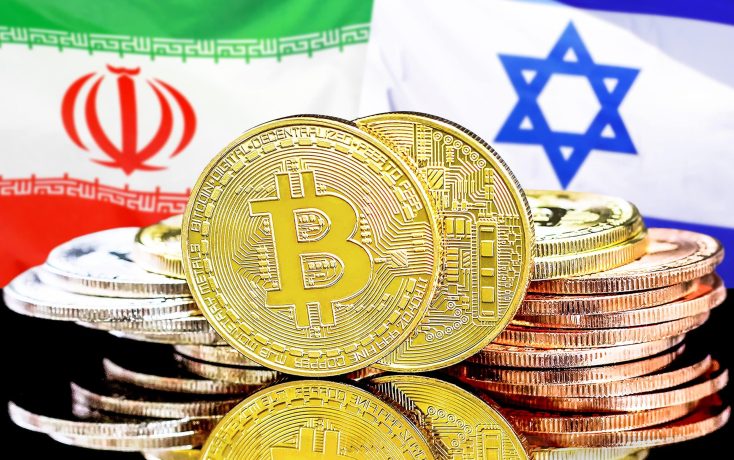 Stapel von Bitcoin-Münzen werden vor den iranischen und israelischen Nationalflaggen ausgestellt.