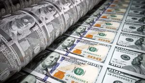 Eine Druckmaschine, die 100-Dollar-Scheine mit dem Konterfei von Benjamin Franklin druckt, um die traditionelle Geldherstellung im Gegensatz zu digitalen Währungen wie Bitcoin hervorzuheben.