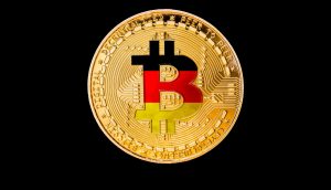 Eine goldene Bitcoin-Münze mit dem ikonischen Bitcoin-Symbol in den Farben der deutschen Flagge vor einem eleganten schwarzen Hintergrund.