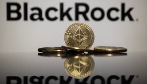 Ein Stapel Ethereum-Münzen wird vor einem BlackRock-Logo platziert, das die jüngste Ethereum-ETF-Zuflussserie mit 5 Millionen US-Dollar symbolisiert, wobei sowohl Münzen als auch Logo auf einer glänzenden Oberfläche reflektiert werden.