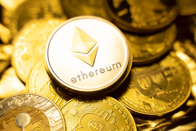 Ethereum und Bitcoin-Münzen