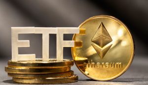 Ein Stapel Münzen mit einem weißen ETF-Zeichen und einer goldenen Ethereum-Münze mit dem Ethereum-Logo und -Text unterstreicht den wachsenden Einfluss von Ethereum auf den ETF-Märkten.