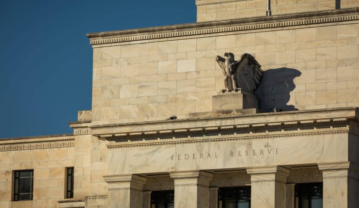 Das Äußere des Federal-Reserve-Gebäudes ziert eine steinerne Adlerskulptur mit dem eingravierten Schriftzug "Federal Reserve" über dem Eingang - ein Symbol der Tradition, auch wenn Trends wie Krypto das Finanzwesen umgestalten.