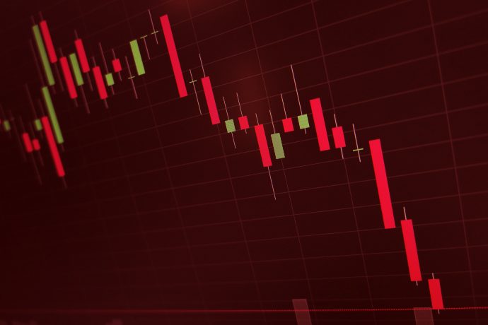 Ein Candlestick-Chart zeigt einen deutlichen Abwärtstrend bei Bitcoin, wobei die meisten roten Balken auf einen Wertverlust hindeuten.