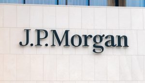Die Außenwand eines Gebäudes, auf der in großen schwarzen Buchstaben der Firmenname J.P. Morgan prangt, deutet auf das wachsende Interesse des Finanzgiganten an Bitcoin hin.