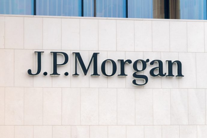 Die Außenwand eines Gebäudes, auf der in großen schwarzen Buchstaben der Firmenname J.P. Morgan prangt, deutet auf das wachsende Interesse des Finanzgiganten an Bitcoin hin.