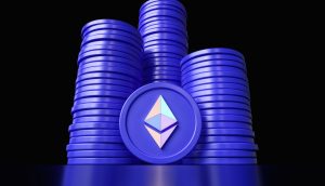 Stapel blauer Münzen mit einem Ethereum-Logo, das auf einer Münze in der Mitte prangt, vor einem schwarzen Hintergrund, der das Konzept des Staking hervorhebt.