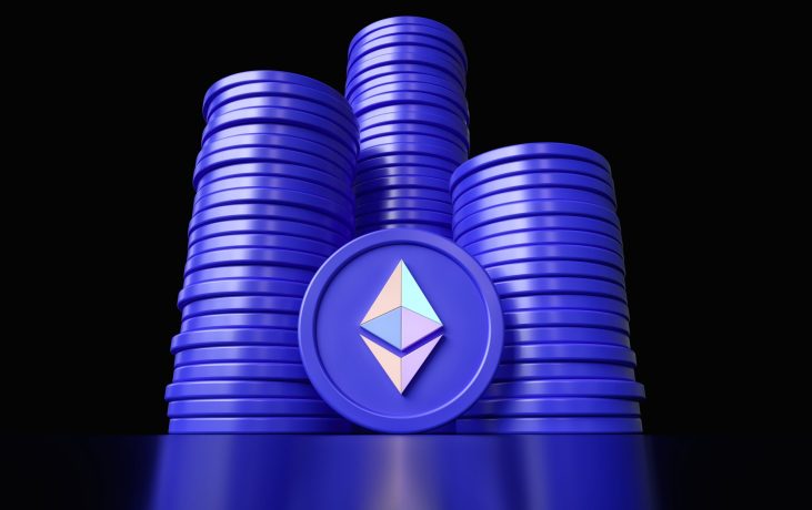 Stapel blauer Münzen mit einem Ethereum-Logo, das auf einer Münze in der Mitte prangt, vor einem schwarzen Hintergrund, der das Konzept des Staking hervorhebt.