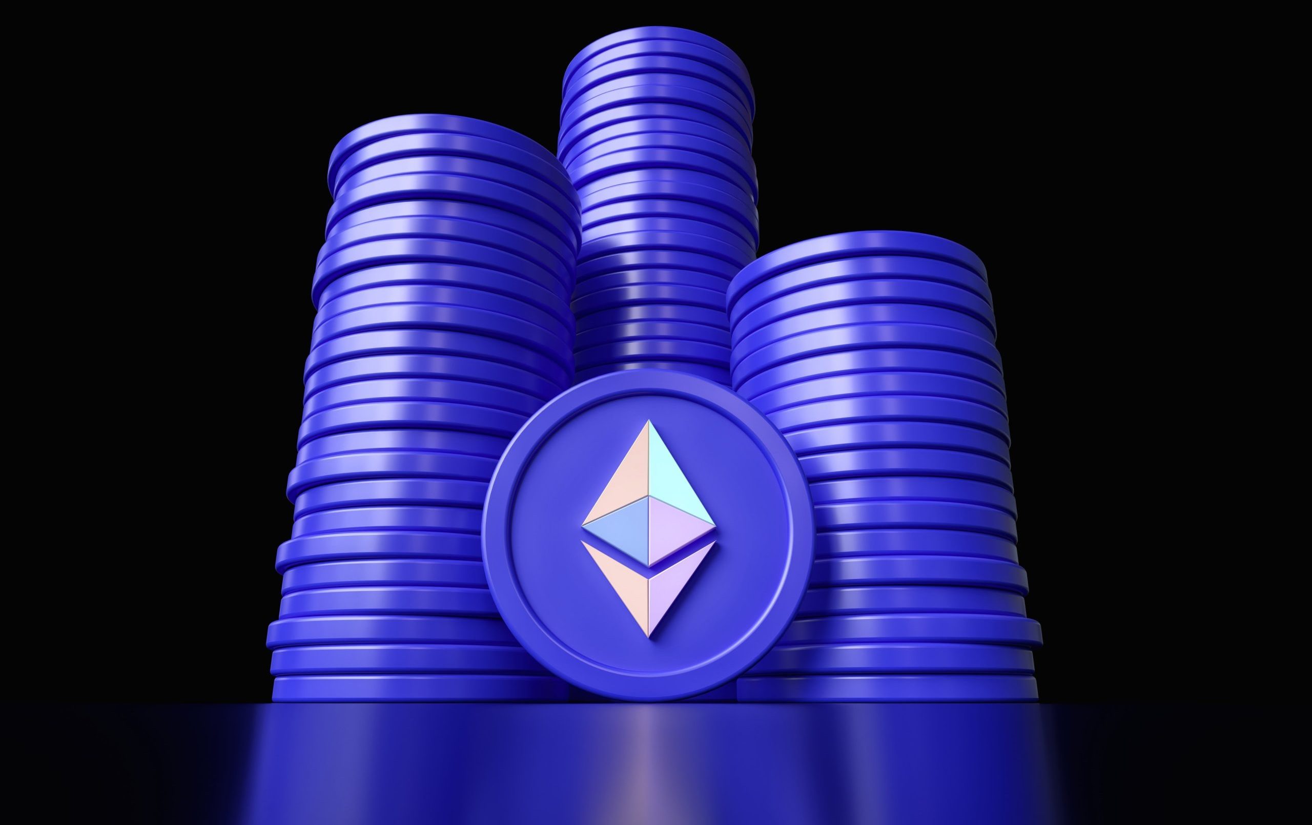 Stapel blauer Münzen mit einem Ethereum-Logo, das auf einer Münze in der Mitte prangt, vor einem schwarzen Hintergrund, der das Konzept des Staking hervorhebt.