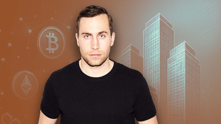 Bitcoin- und Immobilienexperte Leon Wankum steht in einem schwarzen Short vor einem orangen Hintergrund, der links einige BTC-Münzen und rechts Gebäude zeigt