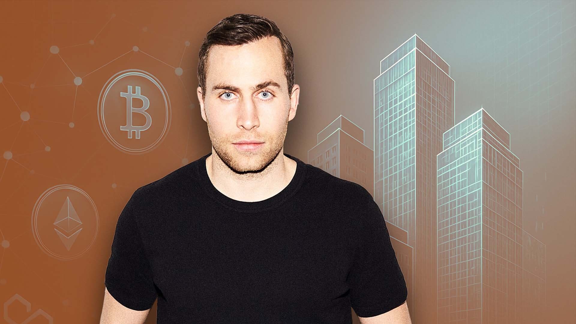 Bitcoin- und Immobilienexperte Leon Wankum steht in einem schwarzen Short vor einem orangen Hintergrund, der links einige BTC-Münzen und rechts Gebäude zeigt