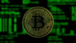 In der Mitte ist ein goldfarbenes Bitcoin-Symbol mit einem grünen digitalen Bitcoin-Code im unscharfen Hintergrund abgebildet.