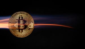 Auf der linken Seite ist eine goldene Bitcoin-Münze abgebildet, hinter der sich orangefarbene und blaue Lichtstreifen vor einem schwarzen Hintergrund abzeichnen.