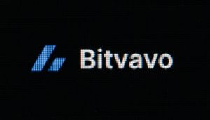 Bitvavo-Logo auf schwarzem Hintergrund, mit fetten blauen geometrischen Formen links vom weißen Bitvavo-Text.