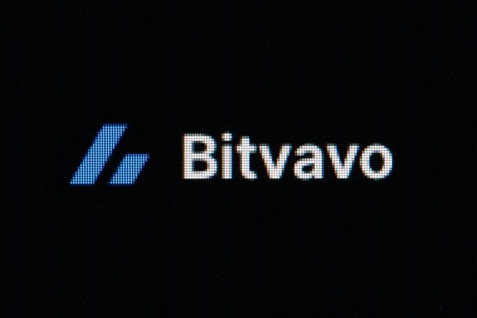 Bitvavo-Logo auf schwarzem Hintergrund, mit fetten blauen geometrischen Formen links vom weißen Bitvavo-Text.
