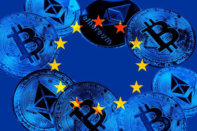 Bitcoin- und Ethereum-Münzen, angeordnet in einem Kreis mit den Sternen der EU-Flagge auf blauem Hintergrund. Dieses Bild symbolisiert den Markteintritt von der Krypto-Börse OKX in die EU.
