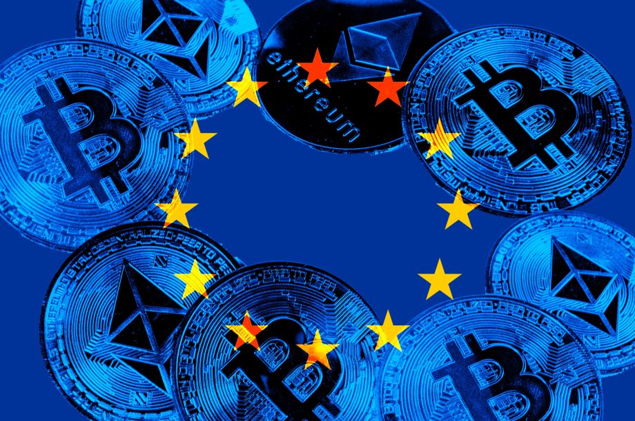 Bitcoin- und Ethereum-Münzen, angeordnet in einem Kreis mit den Sternen der EU-Flagge auf blauem Hintergrund. Dieses Bild symbolisiert den Markteintritt von der Krypto-Börse OKX in die EU.