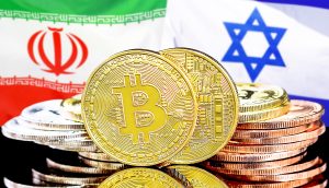 Flaggen von Israel und Iran, davor Bitcoin-Münzen