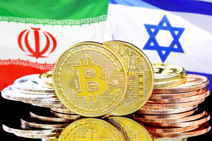 Flaggen von Israel und Iran, davor Bitcoin-Münzen