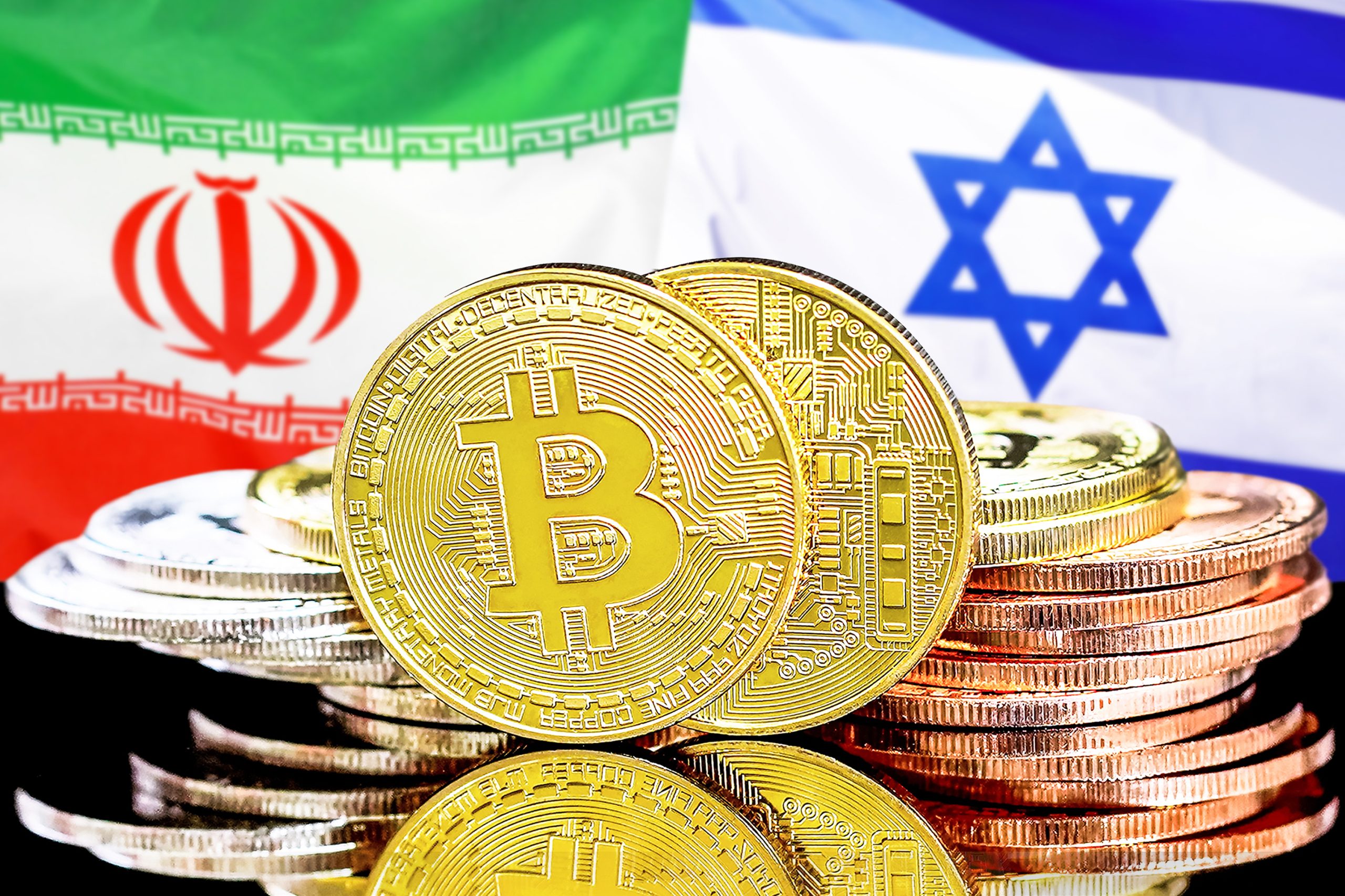 Flaggen von Israel und Iran, davor Bitcoin-Münzen