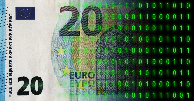 Eine 20-Euro-Banknote, die teilweise mit einem grünen Binärcode bedeckt ist, der die Schnittstelle zwischen Stablecoins, physischer Währung und digitaler Technologie symbolisiert.