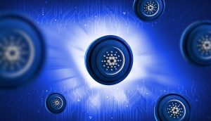 Digitale Darstellung mehrerer Cardano (ADA)-Kryptowährungsmünzen auf blauem Hintergrund mit schaltungsähnlichen Mustern, die die innovative Blockchain-Technologie von Cardano hervorheben.