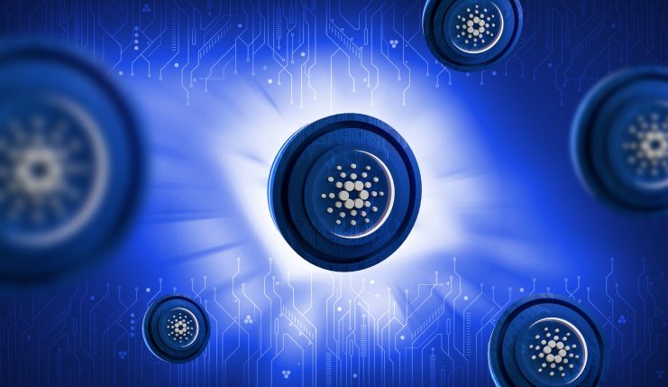 Digitale Darstellung mehrerer Cardano (ADA)-Kryptowährungsmünzen auf blauem Hintergrund mit schaltungsähnlichen Mustern, die die innovative Blockchain-Technologie von Cardano hervorheben.