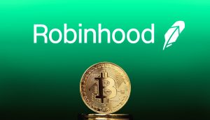 Eine goldene Bitcoin-Münze steht aufrecht vor dem Robinhood-Logo und dem Federsymbol auf grünem Hintergrund und unterstreicht das wachsende Interesse am Handel mit Bitcoin und Micro Futures.