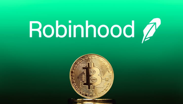 Eine goldene Bitcoin-Münze steht aufrecht vor dem Robinhood-Logo und dem Federsymbol auf grünem Hintergrund und unterstreicht das wachsende Interesse am Handel mit Bitcoin und Micro Futures.