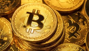 Mehrere Bitcoin-Münzen in Gold sind auf dem Bild zu sehen