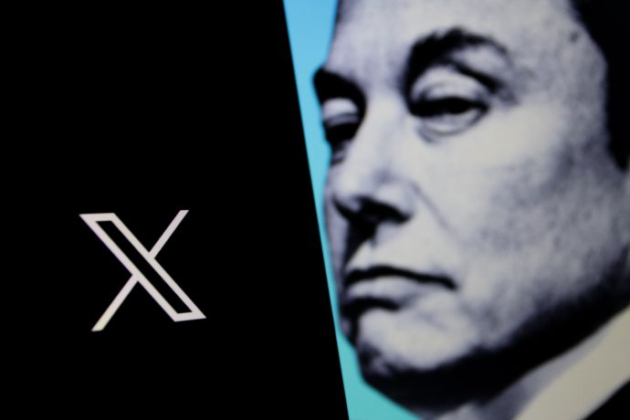 Eine Nahaufnahme zeigt das X-Logo, das für seine Rolle bei Kryptowährungen und Bezahldiensten bekannt ist, auf schwarzem Hintergrund neben einem graustufigen Seitenprofil des Gesichts einer Person.