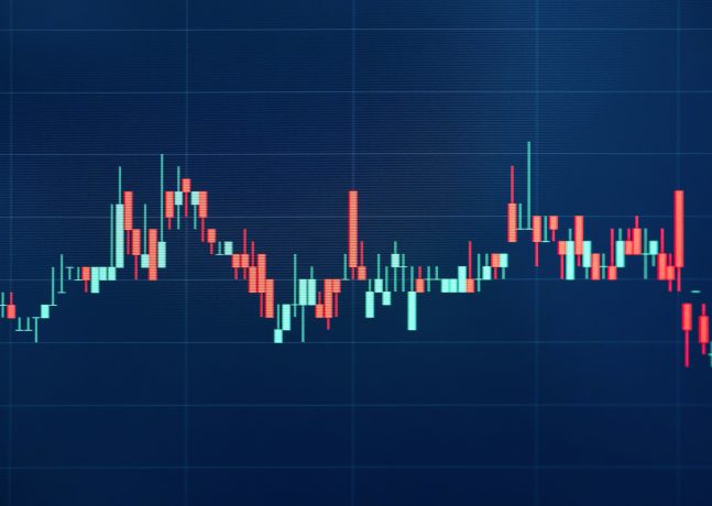 Ein digitales Diagramm mit roten und grünen Kerzen auf blauem Hintergrund, das schwankende Finanzmarktdaten einer führenden Bitcoin-Börse darstellt – perfekt, um bullische Trends zu verfolgen und fundierte Trades durchzuführen.