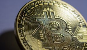 Nahaufnahme einer glänzenden physischen Bitcoin-Münze, die das Bitcoin-Symbol und kreislaufähnliche Designdetails zeigt. Ideal zur Veranschaulichung von Themen wie Allokation oder Finanzberater-Einblicke in digitale Vermögenswerte.