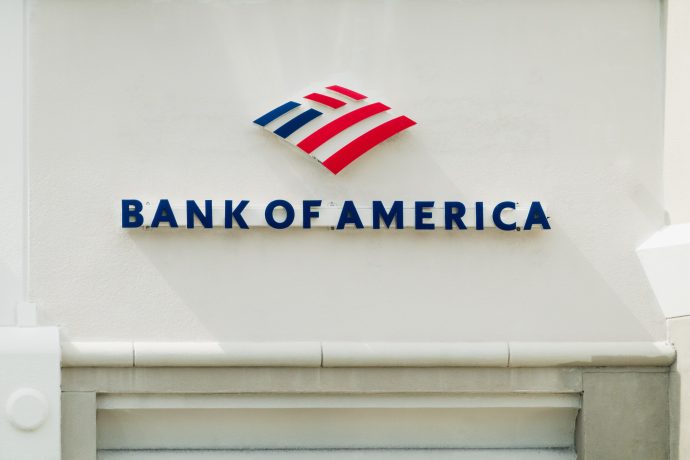 Das Logo und der Name der Bank of America werden deutlich sichtbar an der Außenwand eines Gebäudes angezeigt und unterstreichen so ihre Präsenz im Banken- und Finanzdienstleistungssektor.