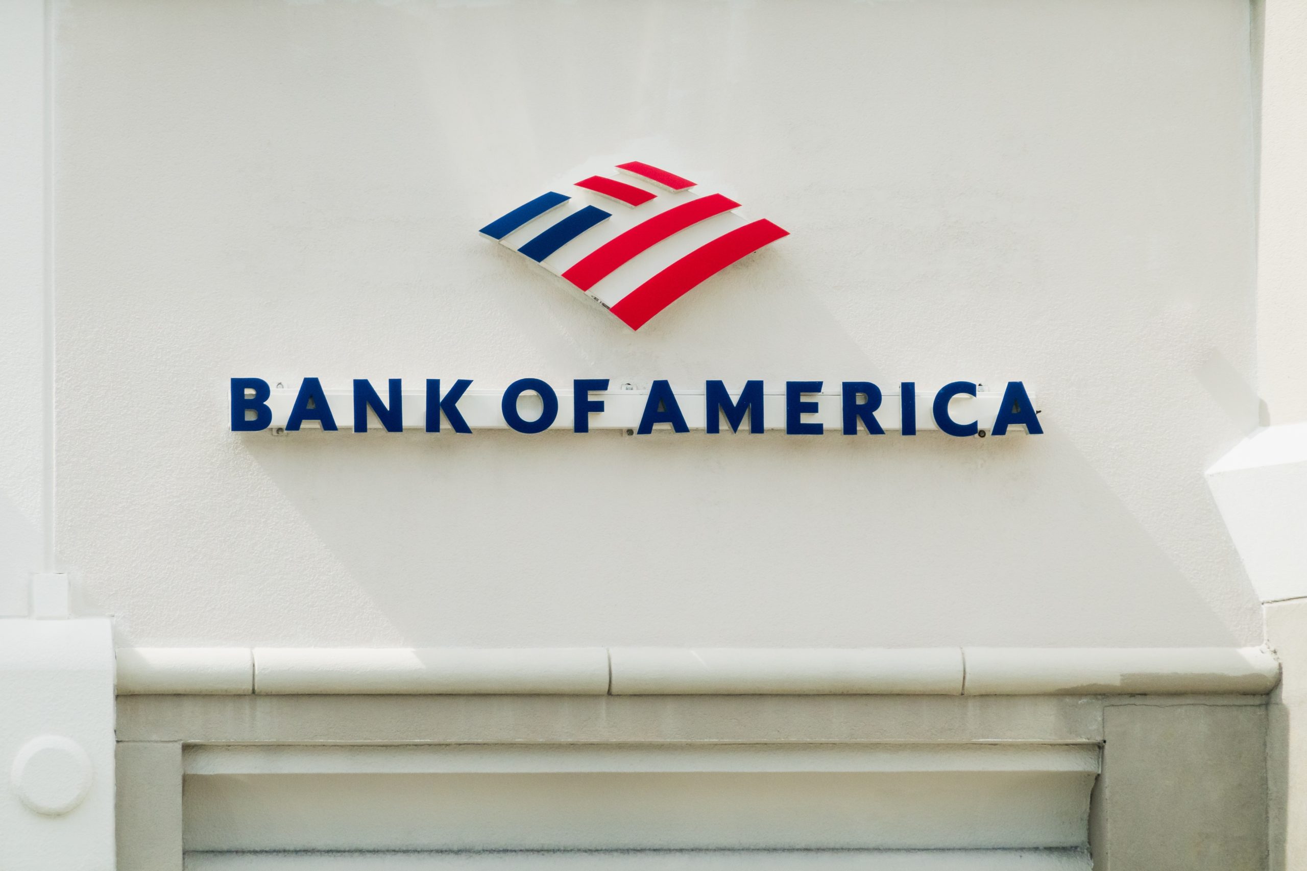 Das Logo und der Name der Bank of America werden deutlich sichtbar an der Außenwand eines Gebäudes angezeigt und unterstreichen so ihre Präsenz im Banken- und Finanzdienstleistungssektor.